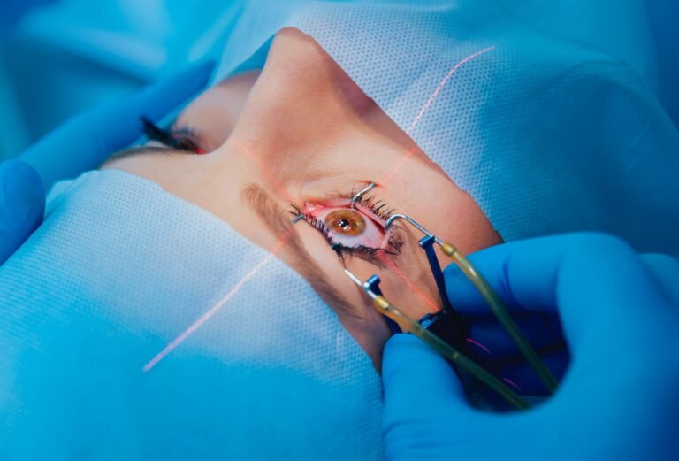 Home Clínica Olyntho 4 Cirurgião oftalmologista realizando cirurgia refrativa a laser em paciente