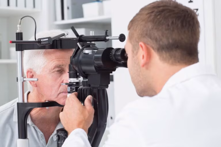 Oftalmologista realizando exame de glaucoma em paciente — diagnóstico precoce da pressão ocular