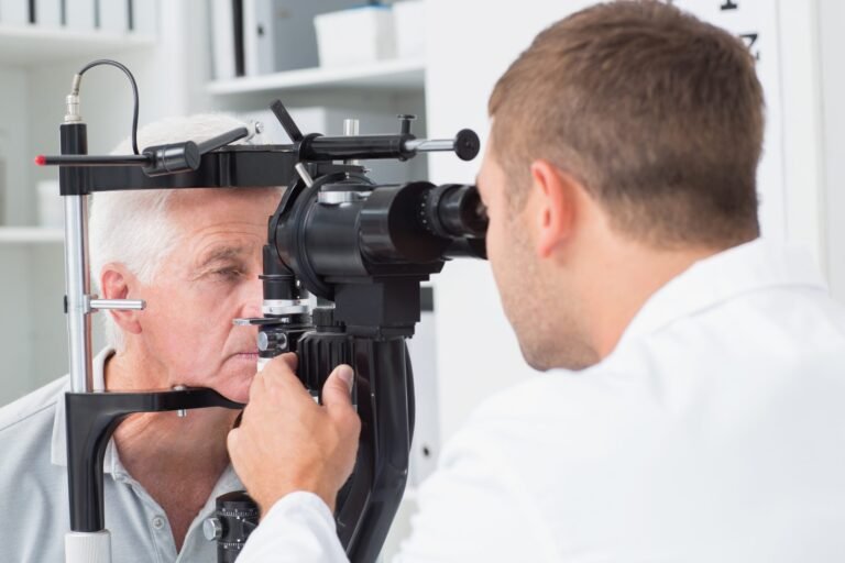 Oftalmologista realizando exame de glaucoma em paciente — diagnóstico precoce da pressão ocular