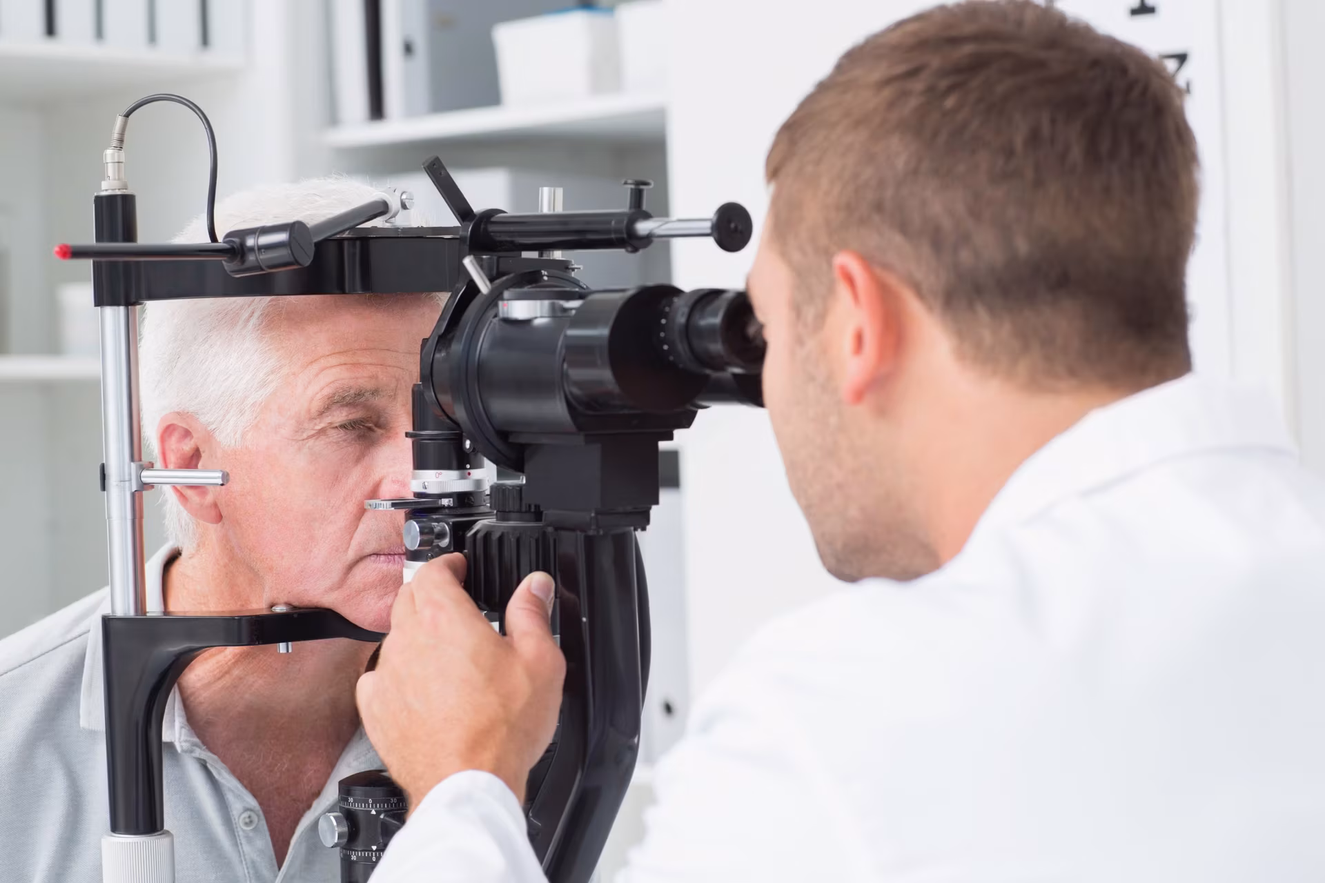 Oftalmologista realizando exame de glaucoma em paciente — diagnóstico precoce da pressão ocular