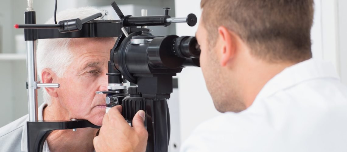 Oftalmologista realizando exame de glaucoma em paciente — diagnóstico precoce da pressão ocular
